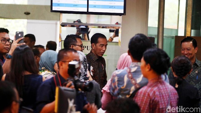 Jokowi Pamer Urus Izin 3 Jam Kelar, di Daerah Lain Lagi Ceritanya