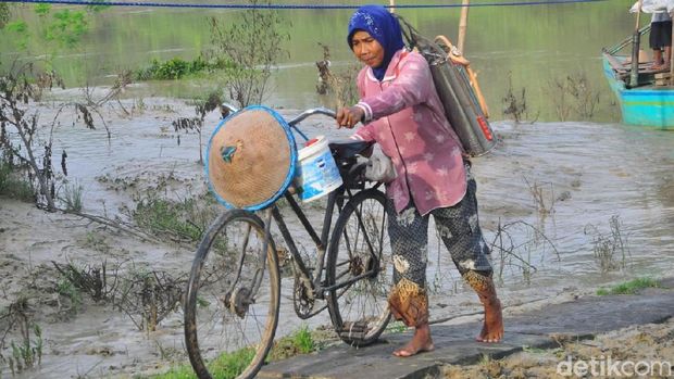 Warga Grobogan Pilih Perahu Tambang Seberangi Kali ke Desa Lain