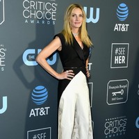 Julia Roberts kembali menukar gaun cantiknya dengan gaya yang lebih maskulin. Seperti di Golden Globes 2019 pekan lalu, aktris pemenang Oscar hadir dengan celana panjang dan vest bergaya tuksedo saat menghadiri Critics Choice Awards 2019 yang digelar di Santa Monica, California, Amerika Serikat, Minggu (13/1/2019) malam. (Foto: Getty Images)