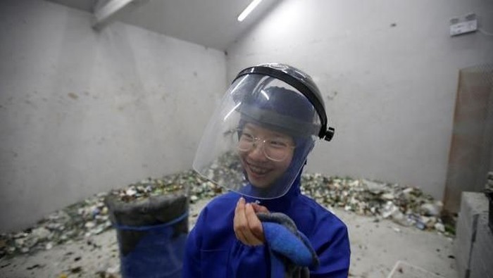 Di ruangan ini kamu bisa meluapkan emosi dengan menghancurkan barang-barang. (Foto: Reuters) Di ruangan ini kamu bisa meluapkan emosi dengan menghancurkan barang-barang. (Foto: Reuters)
