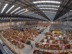 Gudang Raksasa Amazon yang Bikin Jeff Bezos Terkaya di Dunia