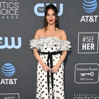 Olivia Munn mencoba tampil playful dibalut gaun polka dot dengan aksen ruffle dari Andrew Gn. Namun sayang, gaun terinspirasi kostum penari flamenco itu kurang cocok dipakai ke ajang bergengsi. Foto: Getty Images