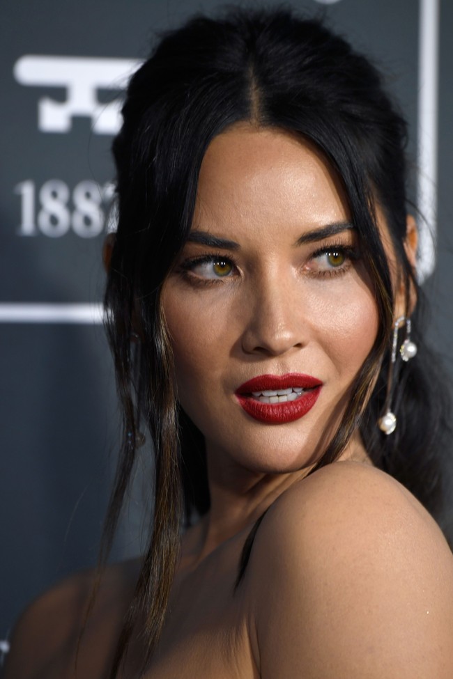 Wajah cantik dan unik aktris Beyond the Break adalah hasil campuran beberapa etnis. Ayah Olivia Munn adalah orang Amerika-Inggris dengan darah Irlandia dan Jerman. Sedangkan ibunya berasal dari Vietnam keturunan China. Foto: (Jon Kopaloff/Getty Images)