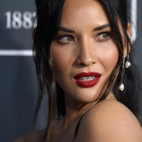 Wajah cantik dan unik aktris Beyond the Break adalah hasil campuran beberapa etnis. Ayah Olivia Munn adalah orang Amerika-Inggris dengan darah Irlandia dan Jerman. Sedangkan ibunya berasal dari Vietnam keturunan China. Foto: (Jon Kopaloff/Getty Images)