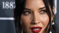 Olivia Munn tetap tampil percaya diri di red carpet. Foto: (Jon Kopaloff/Getty Images)