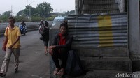 Akses ke JPO tertutup seng.