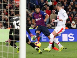 Suarez sekali lagi mencatatkan namanya di papan skor pada menit ke-59 untuk memantapkan kemenangan Barcelona menjadi 3-0. Foto: Albert Gea/Reuters
