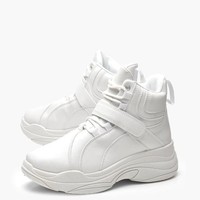 Masih di jajaran sneakers boots, Boohoo Velcro Strap High Top Trainers juga bisa menjadi opsi. (Foto: Dok. ist)