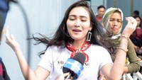 Gaya Ayu Ting Ting ketika berjumpa dengan awak media. Foto: Noel/detikHOT