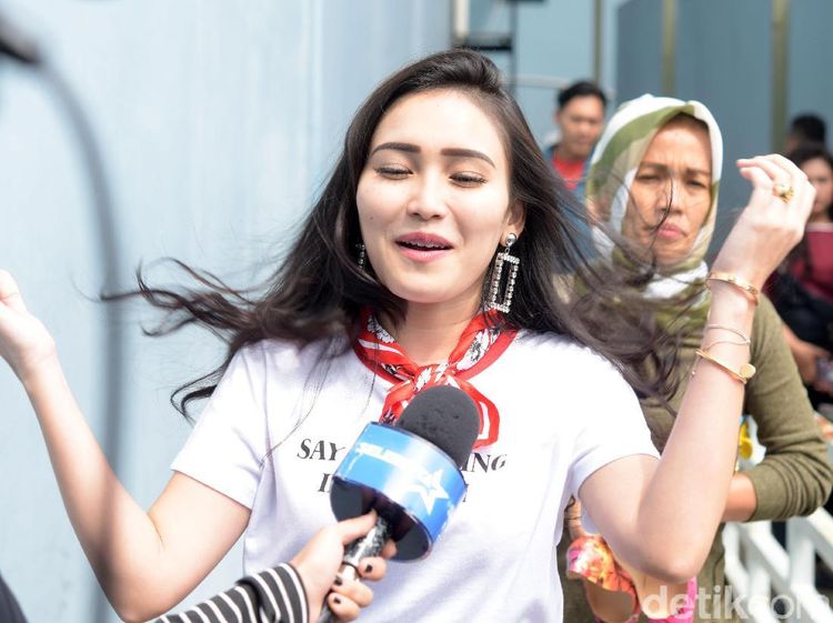 Kibasan Rambut Ayu Ting Ting