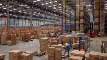 Gudang ini selalu sibuk setiap hari dan akan jauh lebih sibuk menjelang musim belanja. Foto: Getty Images