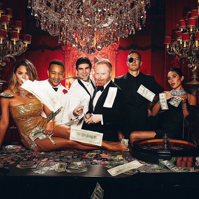 Chrissy Teigen tampil memikat bergaun strapless Cristina Ottaviano, yang hadir dengan detail high slit. Gaun seksinya dipadankan bersama perhiasan bernilai US$ 1 juta atau Rp 14 miliar dari Amwai. Foto: Instagram Chrissy Teigen 