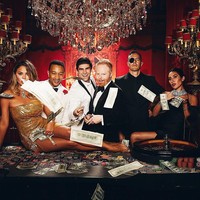 Chrissy Teigen tampil memikat bergaun strapless Cristina Ottaviano, yang hadir dengan detail high slit. Gaun seksinya dipadankan bersama perhiasan bernilai US$ 1 juta atau Rp 14 miliar dari Amwai. Foto: Instagram Chrissy Teigen 