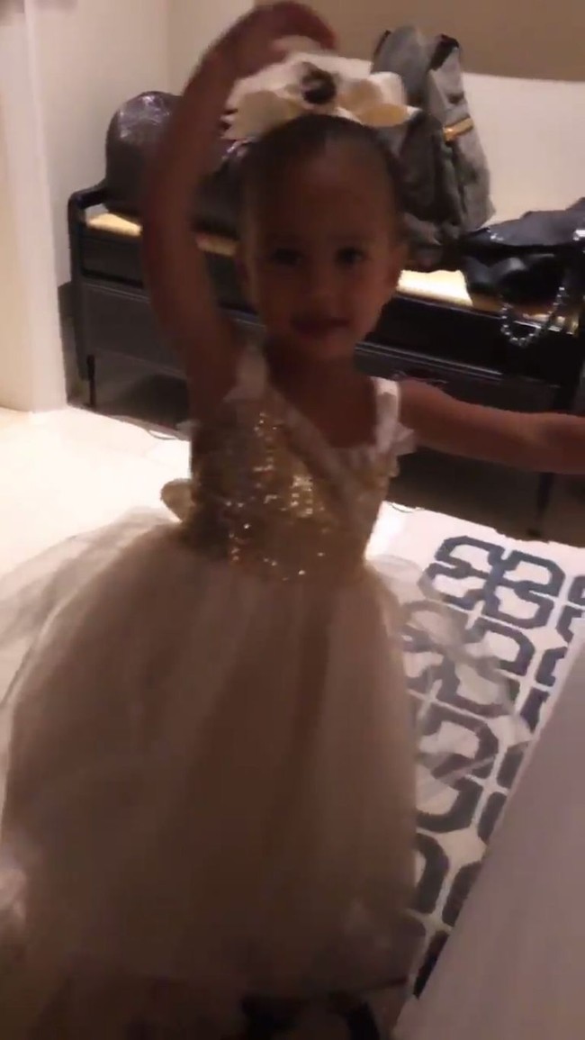 Putri John Legend dan Chrissy Teigen, Luna yang berusia 2 tahun juga ikut berdandan di ulang tahun sang ayah. Luna tampak menggemaskan dengan gaun sequin dan rok tutu. Foto: Instagram Chrissy Teigen