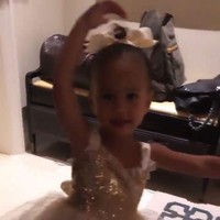 Putri John Legend dan Chrissy Teigen, Luna yang berusia 2 tahun juga ikut berdandan di ulang tahun sang ayah. Luna tampak menggemaskan dengan gaun sequin dan rok tutu. Foto: Instagram Chrissy Teigen