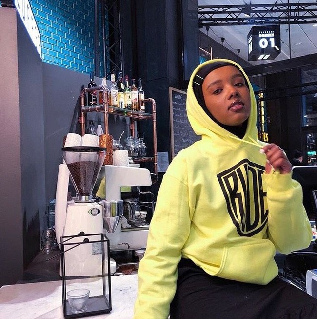 Tak hanya di Indonesia, hijabers asal Finlandia bernama Salma juga terlihat pernah memakai jepit rambut sebagai aksesori hijab. Ia memakai bobby pin di atas hijab instan untuk olahraga. Foto: Instagram/salmajj