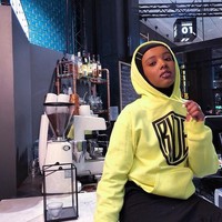 Tak hanya di Indonesia, hijabers asal Finlandia bernama Salma juga terlihat pernah memakai jepit rambut sebagai aksesori hijab. Ia memakai bobby pin di atas hijab instan untuk olahraga. Foto: Instagram/salmajj