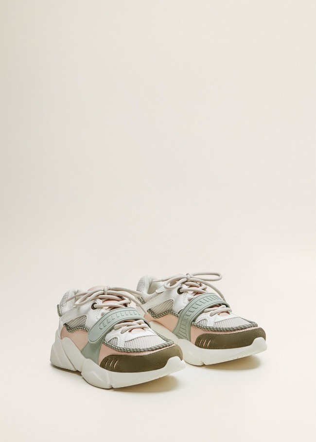 Dad sneakers dengan look futuristik dari Mango ini juga bisa menjadi opsi. Harganya US$ 100 atau sekitar Rp 1,4 juta. (Foto: Dok. ist)