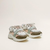 Dad sneakers dengan look futuristik dari Mango ini juga bisa menjadi opsi. Harganya US$ 100 atau sekitar Rp 1,4 juta. (Foto: Dok. ist)