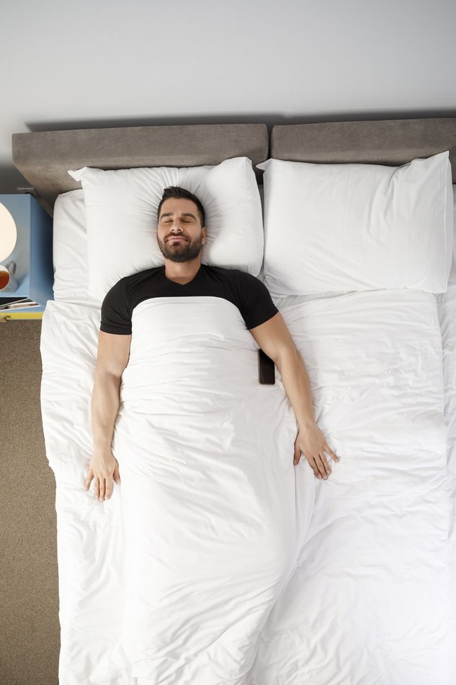 Tidur terlentang dengan kedua tangan di samping badan, kerap juga disebut dengan posisi tidur tentara. Seperti dikutip dari Science People, hanya delapan persen orang yang bisa tidur nyenyak dalam posisi ini. Jika tidur terlentang jadi favorit kamu, maka kamu pribadi yang cenderung pendiam, punya standar hidup yang tinggi dan sangat menjunjung tinggi norma-norma. Foto: iStock