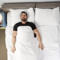 Tidur terlentang dengan kedua tangan di samping badan, kerap juga disebut dengan posisi tidur tentara. Seperti dikutip dari Science People, hanya delapan persen orang yang bisa tidur nyenyak dalam posisi ini. Jika tidur terlentang jadi favorit kamu, maka kamu pribadi yang cenderung pendiam, punya standar hidup yang tinggi dan sangat menjunjung tinggi norma-norma. Foto: iStock