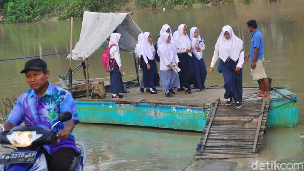 Warga Grobogan Pilih Perahu Tambang Seberangi Kali ke Desa Lain