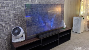 Layarnya benar-benar transparan. Foto: Adi Fida Rahman/detikINET