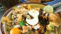 Tak hanya di Surabaya, di Semarang juga ada soto ayam Lamongan enak. Ini racikan yang komplet isinya dari Cak Kumis Kartini. Foto: Instagram @kakilimasemarang