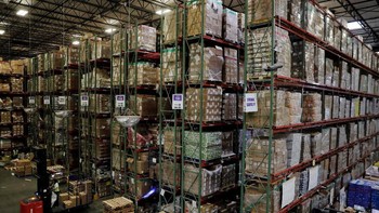 Salah satu gudang raksasa Amazon di Robbinsville, New Jersey, Amerika Serikat. Amazon saat ini adalah perusahaan paling bernilai di dunia, kejar-kejaran dengan Microsoft, Alphabet dan Apple. Foto: Getty Images
