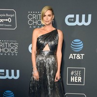 Sampai suatu ketika, ibu Charlize, Gerda menembak sang suami, Charles hingga tewas. Gerda tidak dihukum penjara karena aksinya tersebut dianggap sebagai bentuk pembelaan diri dari Charles. (Foto: Getty Images)