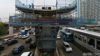 PT Adhi Karya sedang mempercepat proyek Light Rail Transit (LRT) Jabodebek rute Cawang-Dukug Atas, Cawang-Cibubur dan Cawang-Bekasi Timur.
