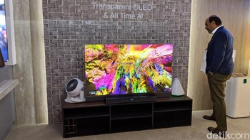 Nah bagaimana menurut kamu dengan televisi transparan yang dulu hanya imajinasi di film-film? Foto: Adi Fida Rahman/detikINET