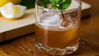 Menurut This Is Insider (20/09), minum alkohol sebelum tidur justru bikin kualitas tidur menurun. Anda bisa terbangun di tengah malam bahkan tidak tidur dengan nyenyak. Foto: Istimewa