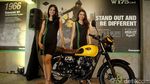Senyum Manis Sang Model di Atas Kuda Besi Kawasaki