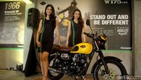 Sang model tak hanya sendiri, ia bersama rekannya juga ikut mejeng disisi motor anyar keluaran Kawasaki dengan tampilan klasik.