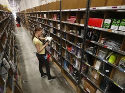 Gudang Raksasa Amazon yang Bikin Jeff Bezos Terkaya di Dunia