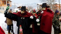 Para peserta berkeliling desa diiringi alunan musik tradisional khas Makedonia.
