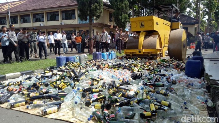 Ribuan Botol Miras Digilas Polisi di Garut