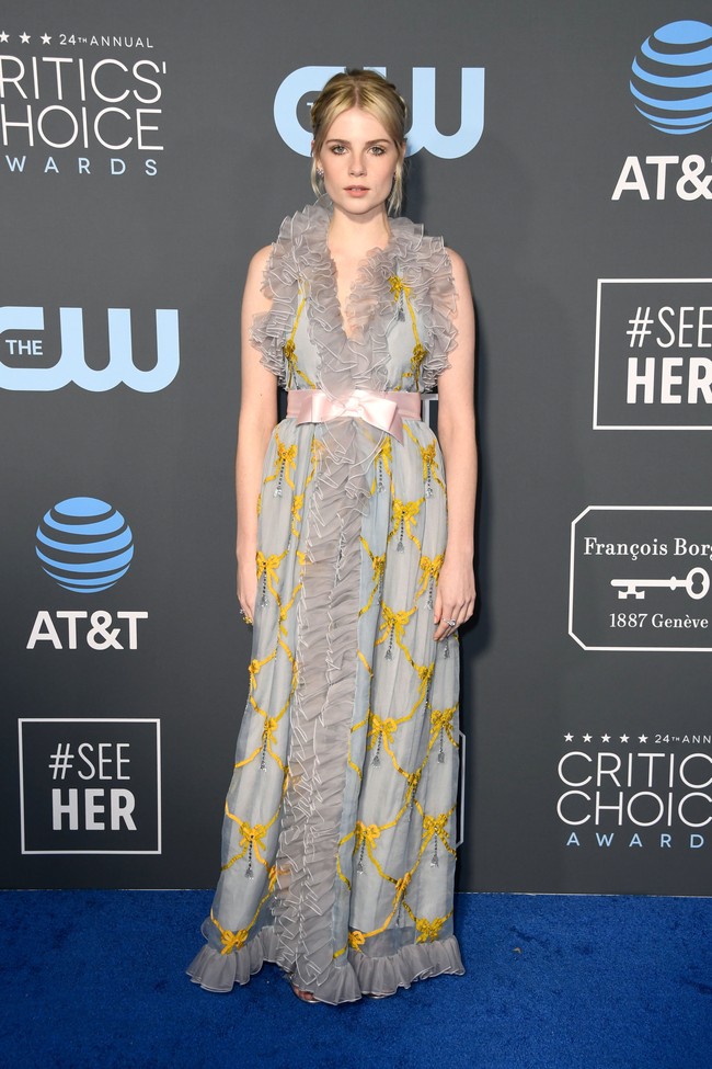 Lucy Boynton memakai Gucci untuk menghadiri karpet merah Critics Choice Awards. Sayang, gaun aktris Bohemian Rhapsody itu hadir detail yang memusingkan dan jauh dari kesan elegan. Foto: Getty Images