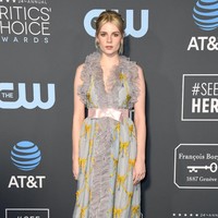 Lucy Boynton memakai Gucci untuk menghadiri karpet merah Critics Choice Awards. Sayang, gaun aktris Bohemian Rhapsody itu hadir detail yang memusingkan dan jauh dari kesan elegan. Foto: Getty Images
