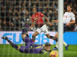 MU unggul 1-0 di menit ke-44 lewat serangan cepat. Umpan lambung Pogba diterima Marcus Rashford di kanan, lalu diselesaikan dengan sepakan mendatar ke pojok kiri bawah gawang. (Foto: Mike Hewitt/Getty Images)