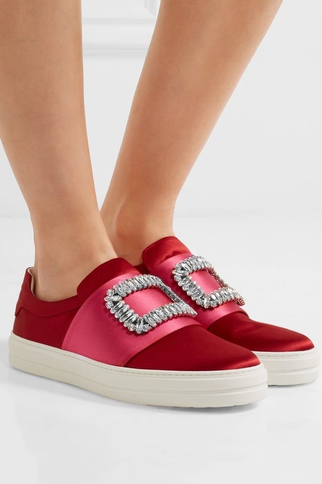 Pilih sneakers metalik sesuai dengan kepribadianmu. Untuk penampilan yang lebih kasual, Zara Laminated Sneakers seharga Rp 800 ribuan boleh dilirik. Jika ingin sesuatu yang lebih glamor, pilih sneakers seperti slip-on satin Roger Vivier  yang dihiasi kristal ini. (Foto: Dok. ist)