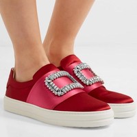 Pilih sneakers metalik sesuai dengan kepribadianmu. Untuk penampilan yang lebih kasual, Zara Laminated Sneakers seharga Rp 800 ribuan boleh dilirik. Jika ingin sesuatu yang lebih glamor, pilih sneakers seperti slip-on satin Roger Vivier  yang dihiasi kristal ini. (Foto: Dok. ist)