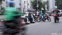 Padahal pelanggaran lalu lintas seperti ini dapat membahayakan diri sendiri dan juga orang lain.