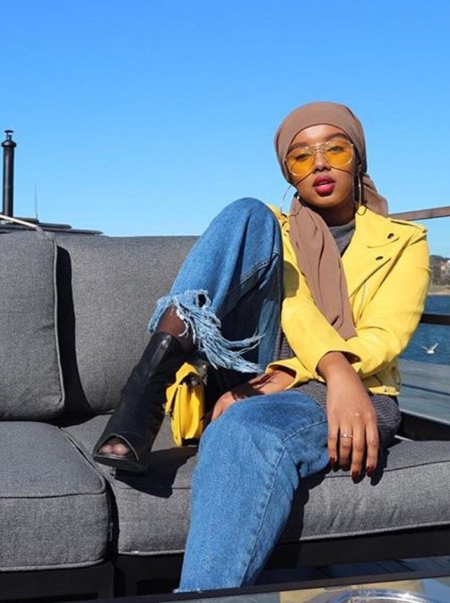 Salah satunya adalah Salma, hijabers berkulit hitam yang punya gaya streetstyle kekinian. Seperti tren hijab  sekarang, ia kerap bergaya hypebeast. Foto: Instagram/salmajj