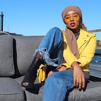 Salah satunya adalah Salma, hijabers berkulit hitam yang punya gaya streetstyle kekinian. Seperti tren hijab  sekarang, ia kerap bergaya hypebeast. Foto: Instagram/salmajj