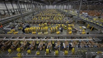 Amazon juga mengoperasikan belasan ribu robot di gudangnya untuk mempermudah perpindahan barang. Foto: Getty Images