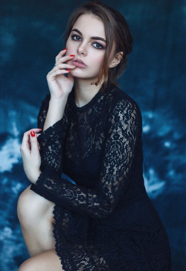 Siapa Oktyabrina Maximova yang juga populer di Instagram ini? Saat ini followers wanita yang dikenal akan keseksiannya tersebut mencapai lebih dari 30 ribu. Dan Oktyabrina sudah tiga tahun berturut-turut masuk daftar wanita tercantik di dunia sejak 2016. Foto: Instagram