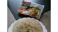 Kreasi mie instan yang satu ini bisa dibilang luar biasa. Idenya unik menggabungkan puding dengan mie instan! Foto: Instagram awreceh.id