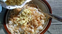 Makan nasi plus mie instan sudah biasa, tapi netizen ini anti-mainstream banget. Ia makan nasi diaduk bumbu mie instan dan remahan mie instan mentah. Foto: Instagram awreceh.id